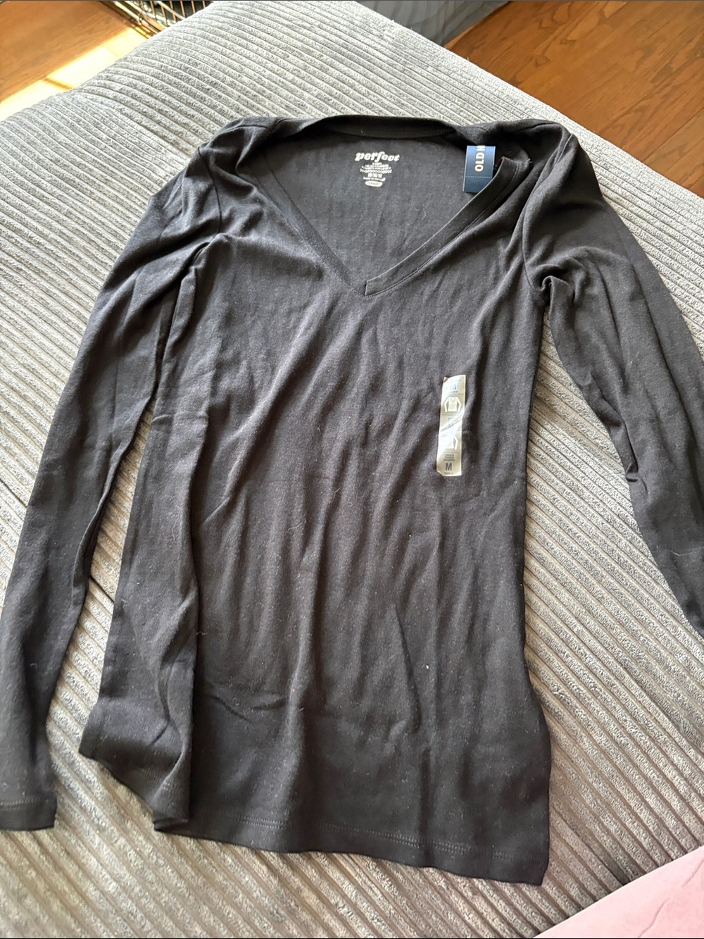 Old Navy Black Long Sleeve V-Neck Tee